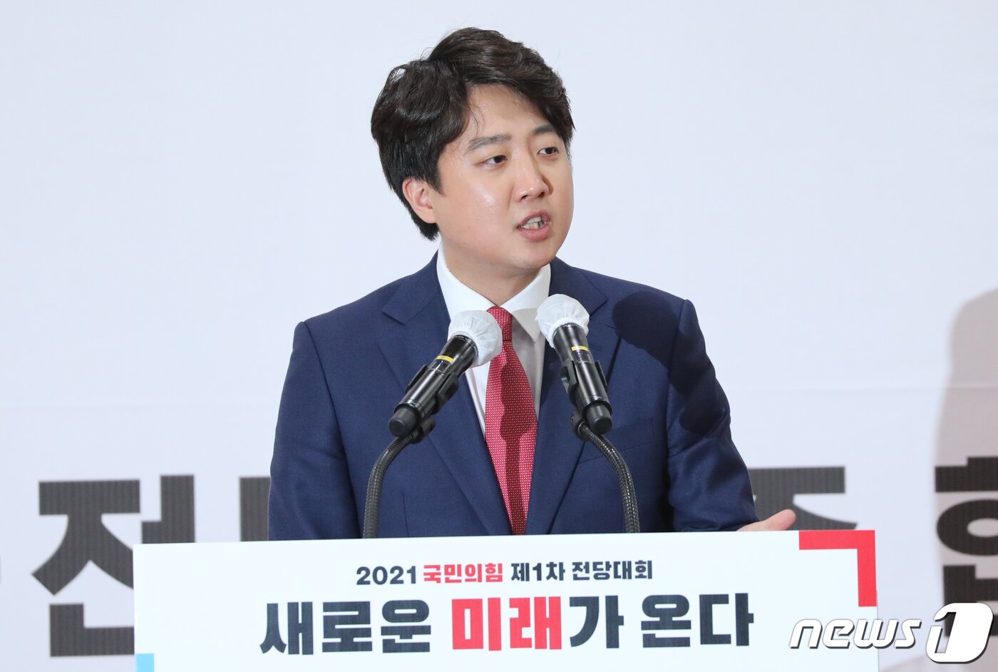 본문 이미지 - 30일 오후 광주 김대중컨벤션센터에서 열린 국민의힘 제1차 전당대회 광주·전북·전남·제주 합동연설회에서 이준석 당대표 후보가 연설하고 있다. 2021.5.30/뉴스1 ⓒ News1 박준배 기자