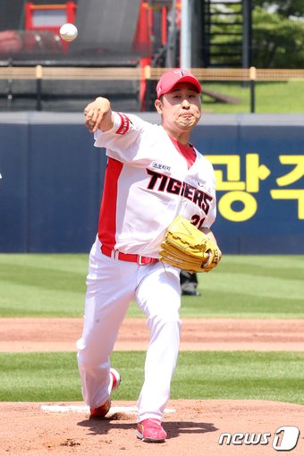 30일 광주 기아챔피언스필드에서 열린 2021 KBO 프로야구 kt wiz와 KIA 타이거즈의 경기에 앞서 이날 은퇴식을 하는 윤석민이 시구하고 있다. &#40;KIA 타이거즈 제공&#41; 2021.5.30/뉴스1