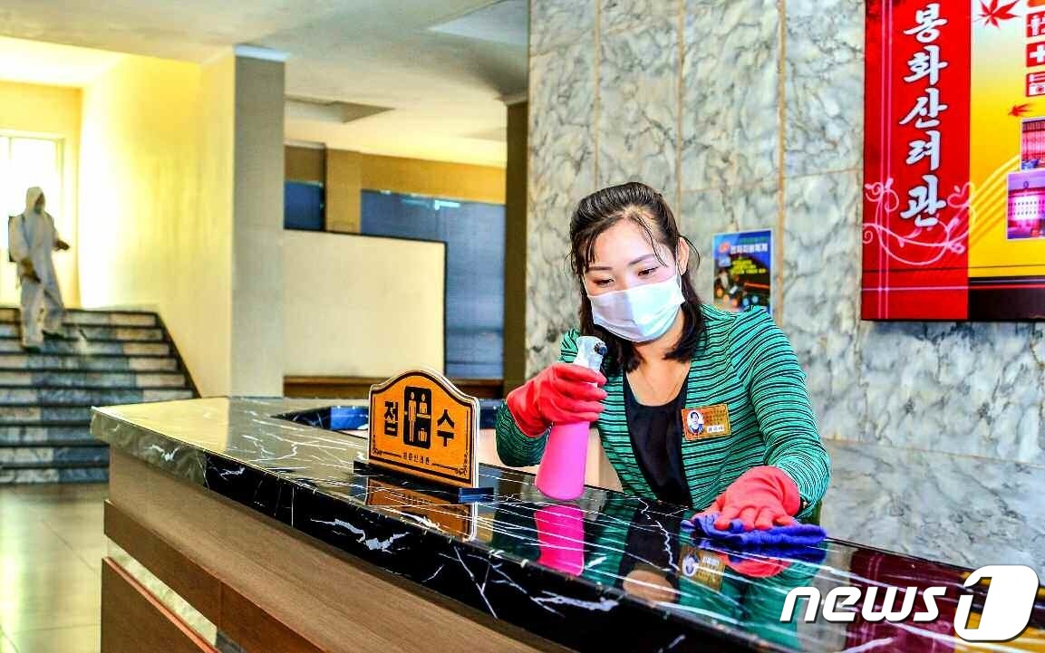 (평양 노동신문=뉴스1) = 북한 노동당 기관지 노동신문은 31일 신종 코로나바이러스 감염증(코로나19) 각지의 사업소에서 방역 활동이 꾸준히 진행 중이라고 보도했다. 사진은 봉화 …