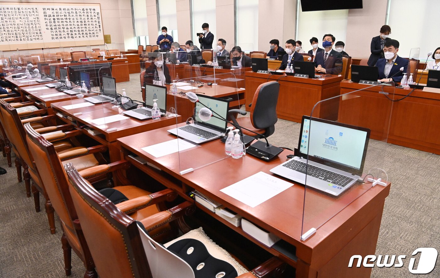 본문 이미지 - 31일 오전 국회에서 열린 법제사법위원회 전체회의에서 국민의힘 의원들이 불참한 가운데 김오수 검찰총장 후보자 인사청문 경과보고서가 여당 단독으로 채택되고 있다.  오대일 기자