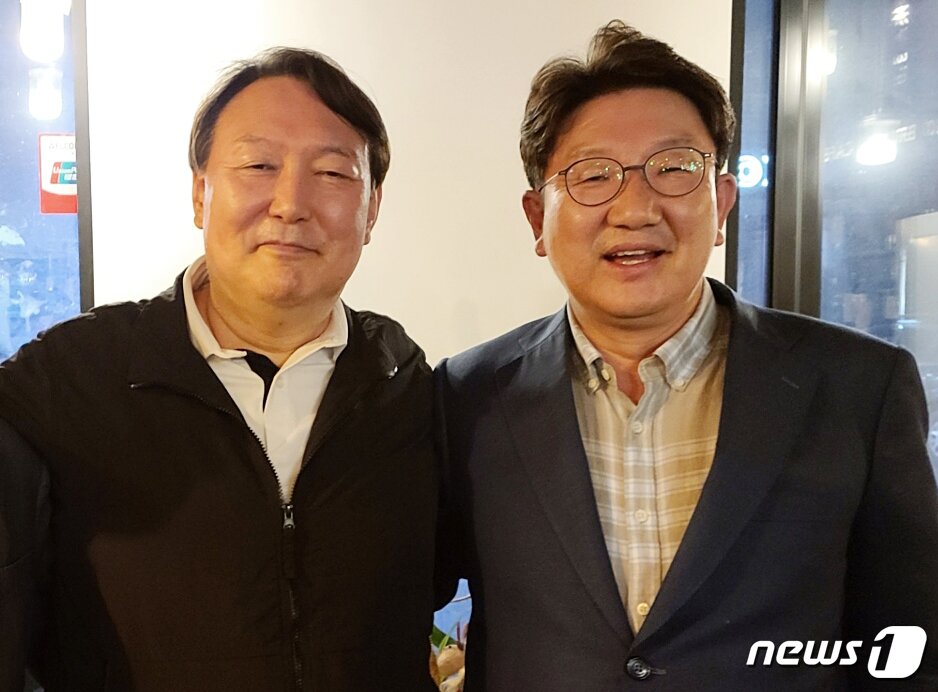 본문 이미지 - 윤석열 전 검찰총장이 5월29일 강원도 강릉에서 권성동 국민의힘 의원을 만나 기념사진을 찍고 있다. 윤 전 총장이 지난 3월 검찰을 떠난 이후 현직 정치인을 만난 사실이 알려진 것은 이번이 처음이다. (독자 제공) 2021.5.31/뉴스1