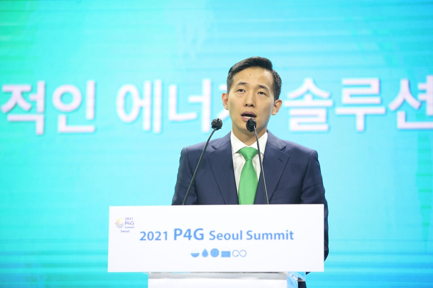 본문 이미지 - 김동관 한화솔루션 대표이사가 지난 5월 열린 2021 P4G 서울 정상회의 에너지세션에서 기조연설을 하고 있다(한화솔루션 제공). ⓒ 뉴스1