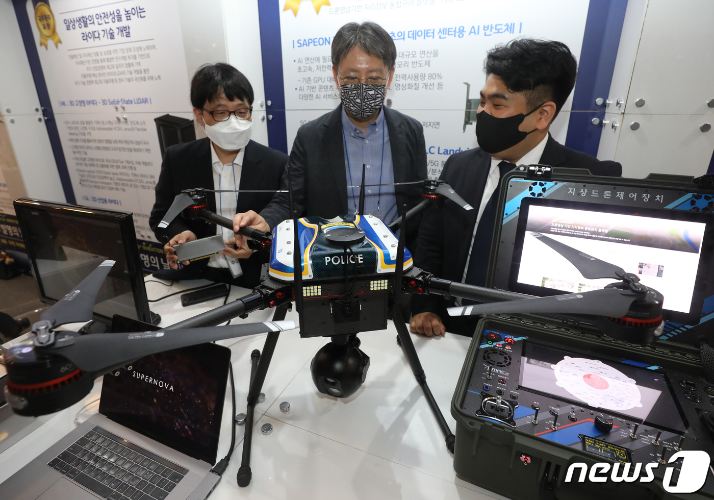(서울=뉴스1) 송원영 기자 = 31일 오후 서울 영등포구 여의도 63컨벤션센터에서 열린 제56회 발명의 날 기념식에서 참석자들이 SK텔레콤의 지상드론제어장치와 AI반도체를 관람하 …