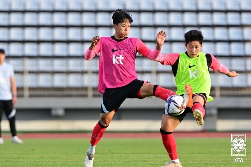 본문 이미지 - 대한민국 축구 올림픽대표팀 이승우와 이강인이 31일 오후 제주 강창학 운동장에서 훈련을 하고 있다. (대한축구협회 제공) 