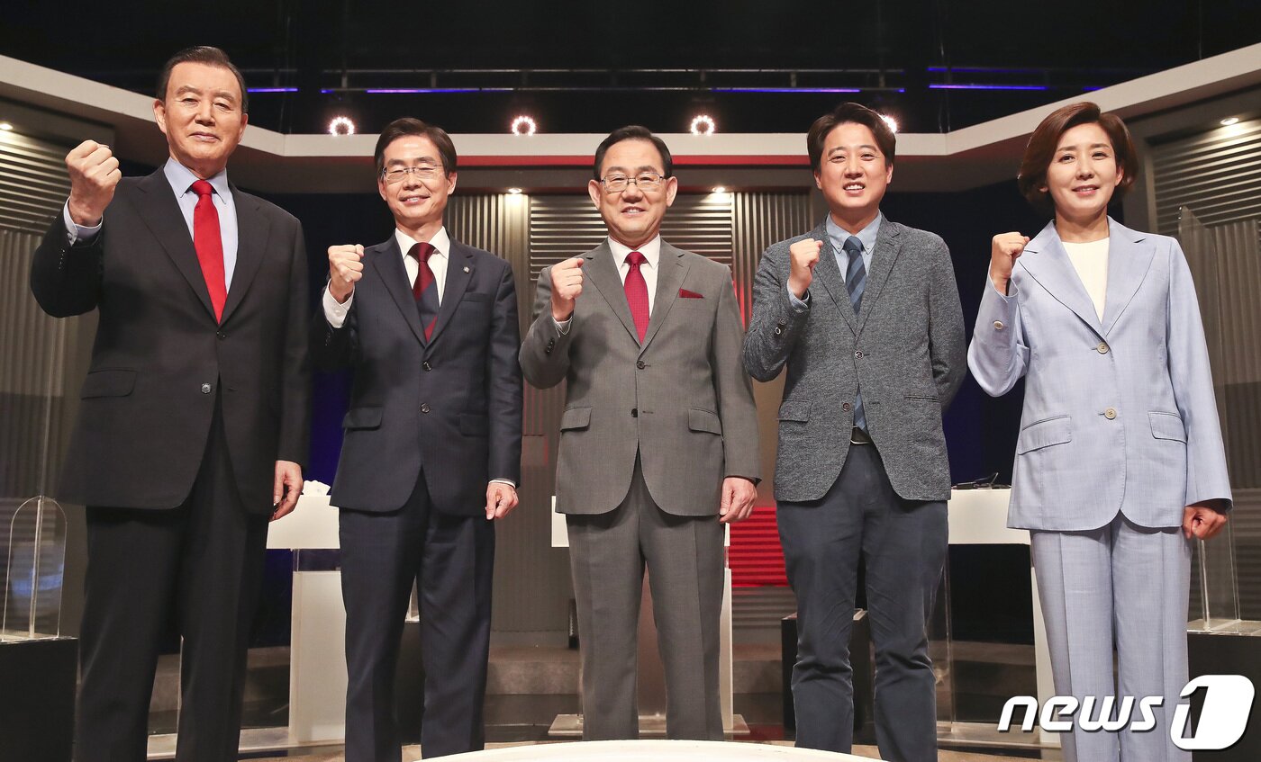 본문 이미지 - 국민의힘 당대표 후보들이 31일 저녁 서울 마포구 상암 MBC스튜디오에서 열린 100분토론회에 앞서 기념사진을 찍고 있다. 사진은 왼쪽부터 홍문표, 조경태, 주호영, 이준석, 나경원 후보. 2021.5.31/뉴스1 ⓒ News1 국회사진취재단