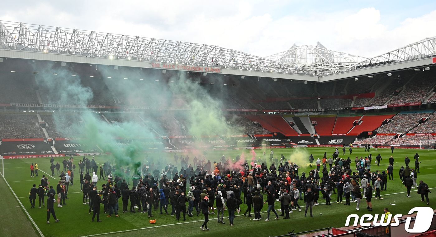 본문 이미지 - 그라운드에 난입한 맨유 팬들 ⓒ AFP=뉴스1