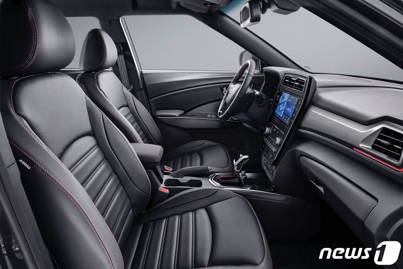 본문 이미지 - 2022 티볼리 R-Plus 블랙&화이트 인테리어ⓒ 뉴스1