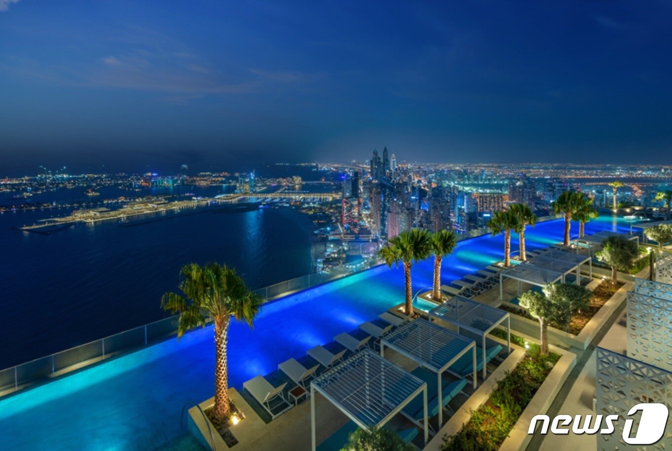 본문 이미지 - 지난 3월 두바이 어드레스 비치 리조트 호텔에 개장한 세계 최고(高) 수영장.(트위터 갈무리)ⓒ 뉴스1