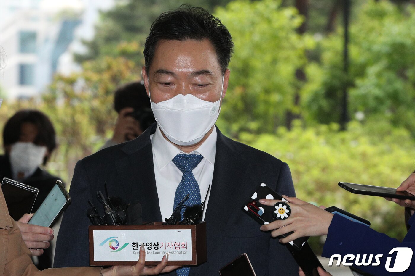 본문 이미지 - 검찰총장 후보에 지명된 김오수 전 법무부 차관이 4일 오전 서울 서초구 서울고등검찰청으로 출근하던 중 취재진의 질문을 듣고 생각에 잠겨 있다. 2021.5.4/뉴스1 ⓒ News1 성동훈 기자