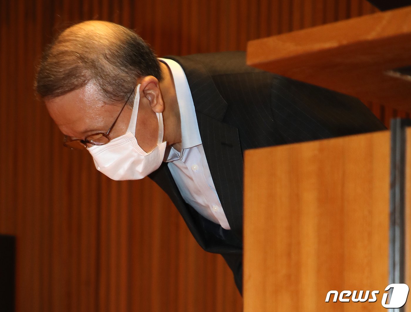 본문 이미지 - 홍원식 남양유업 회장이 4일 오전 서울 강남구 남양유업 본사에서 '불가리스 사태'와 관련 대국민 사과 기자회견 전 인사하고 있다. 2021.5.4/뉴스1 ⓒ News1 이승배 기자