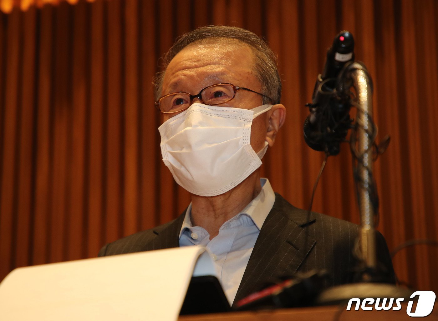 본문 이미지 - 홍원식 전 남양유업 회장이 지난 2021년 5월 4일 오전 '불가리스 사태'와 관련 대국민 사과 기자회견을 하고 있다. 홍 회장은 이날 대국민 사과 기자회견을 통해 사임 의사를 밝혔다. 2021.5.4/뉴스1 ⓒ News1 이승배 기자