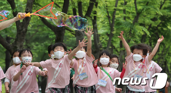어린이날을 하루 앞둔 4일 대전 서구 보라매공원에서 비눗방울 놀이하는 어린이들./뉴스1 © News1 김기태 기자