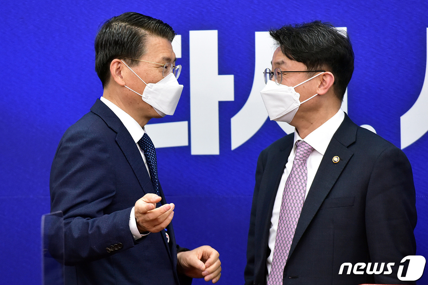 (서울=뉴스1) 이동해 기자 = 은성수 금융위원장(왼쪽)이 4일 국회에서 열린 더불어민주당 부동산 현황 관계부처 보고에서 이억원 기획재정부 1차관이 대화를 하고 있다. 2021.5 …