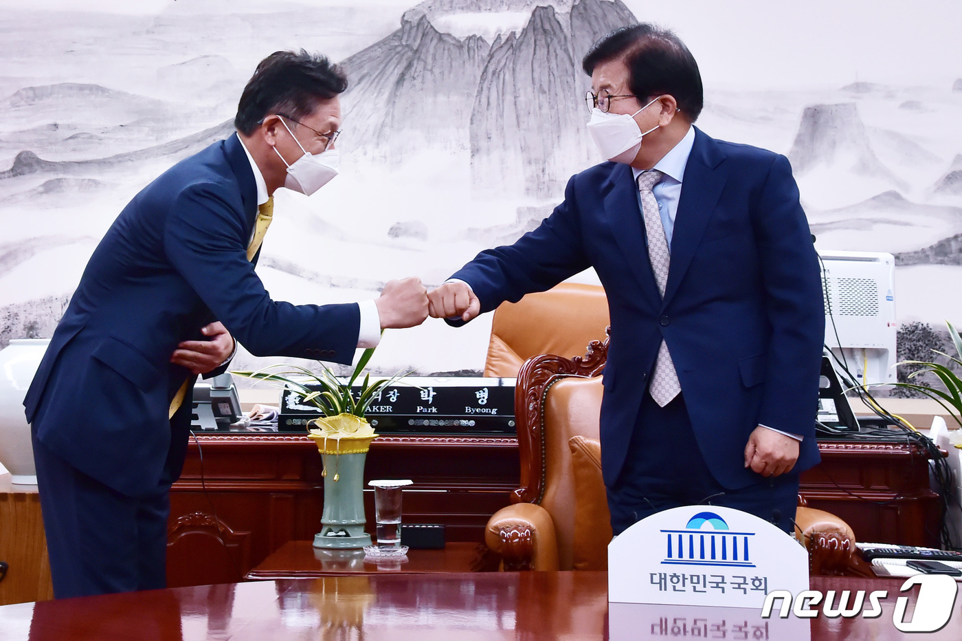 (서울=뉴스1) 구윤성 기자 = 배진교 정의당 신임 원내대표(왼쪽)가 4일 서울 여의도 국회에서 박병석 국회의장과 만나 인사하고 있다. 2021.5.4/뉴스1