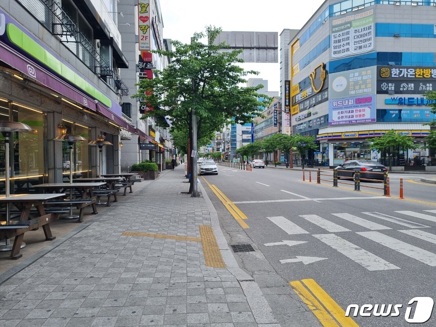 본문 이미지 - 4일 강원 강릉지역 최대 상권인 교동 일대가 한산한 모습을 보이고 있다. 이날 강릉에서는 외국인 근로자 43명이 무더기로 코로나19 확진 판정을 받았다.2021.5.4./뉴스1