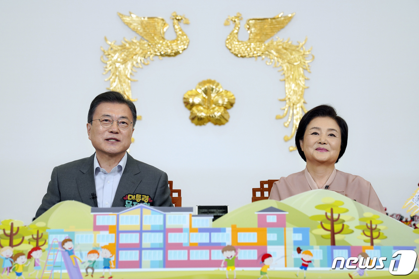 (서울=뉴스1) 유승관 기자 = 문재인 대통령과 김정숙 여사가 지난 4일 청와대 본관 집무실에서 어린이날을 맞아 열린 '청와대 어린이 랜선초청 만남' 행사에서 평창 도성초등학교 어 …