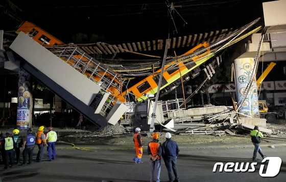 멕시코 수도 멕시코시티에서 교량이 무너지면서 추락한 지하철의 잔해가 뒤엉켜 있다. © 로이터=뉴스1