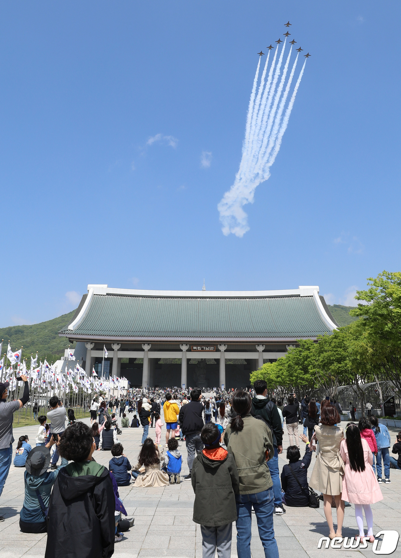 (천안=뉴스1) 김영운 기자 = 어린이날인 5일 오전 충남 천안시 독립기념관 상공에서 공군 특수비행팀 블랙이글스가 에어쇼를 선보이고 있다. 2021.5.5/뉴스1