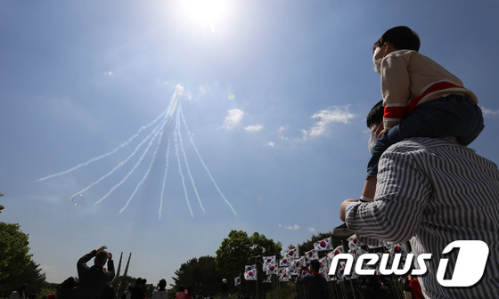 어린이날인 5일 오전 충남 천안시 독립기념관 상공에서 공군 특수비행팀 블랙이글스가 에어쇼를 선보이고 있다. 2021.5.5/뉴스1 © News1 김영운 기자