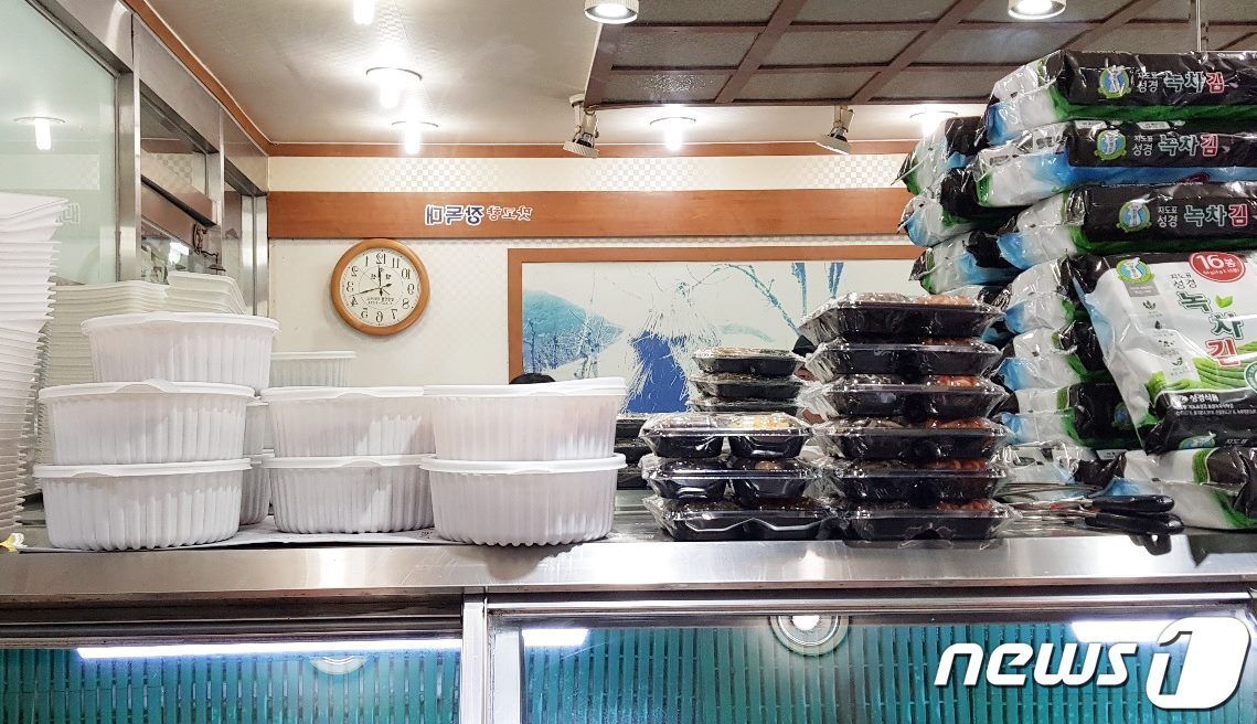 본문 이미지 - 4일 오후 네이버 장보기 서비스로 접수된 상품들이 매장 한 쪽에 준비되어 있다. ⓒ 뉴스1 송화연 기자