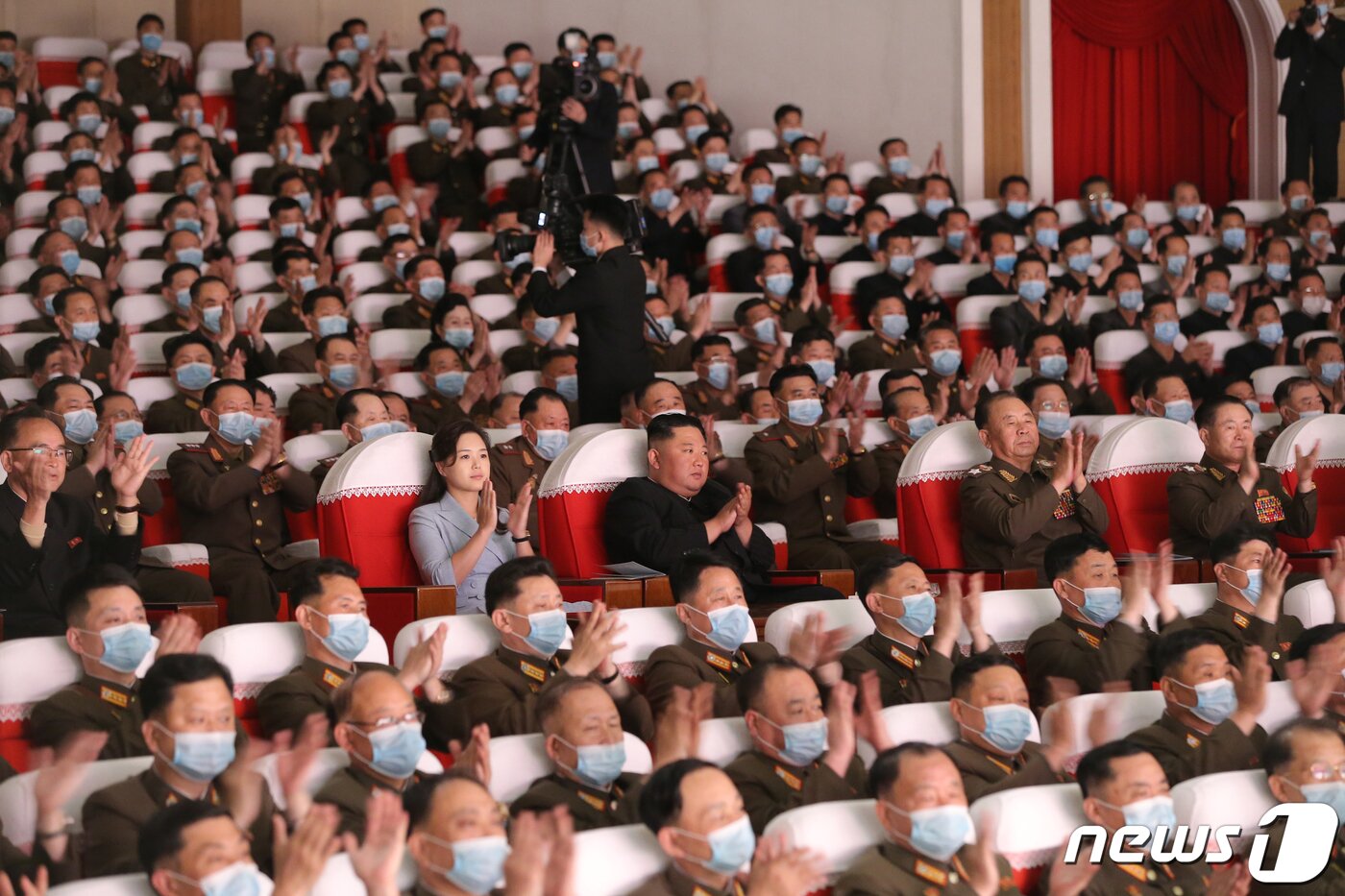 본문 이미지 - (평양 노동신문=뉴스1) = 북한 노동당 기관지 노동신문은 6일 김정은 당 총비서가 전날 조선인민군 대연합부대들에서 올라온 군인가족예술소조 공연을 관람했다고 보도했다. 김 총비서의 부인 리설주 여사도 동행했다. 신문은 당 중앙위 정치국 상무위 위원들인 조용원·리병철·정상학·리일환·오일정 등 고위 간부들도 공연을 관람했다고 전했다. [국내에서만 사용가능. 재배포 금지. DB 금지. For Use Only in the Republic of Korea. Redistribution Prohibited] rodongphoto@news1.kr