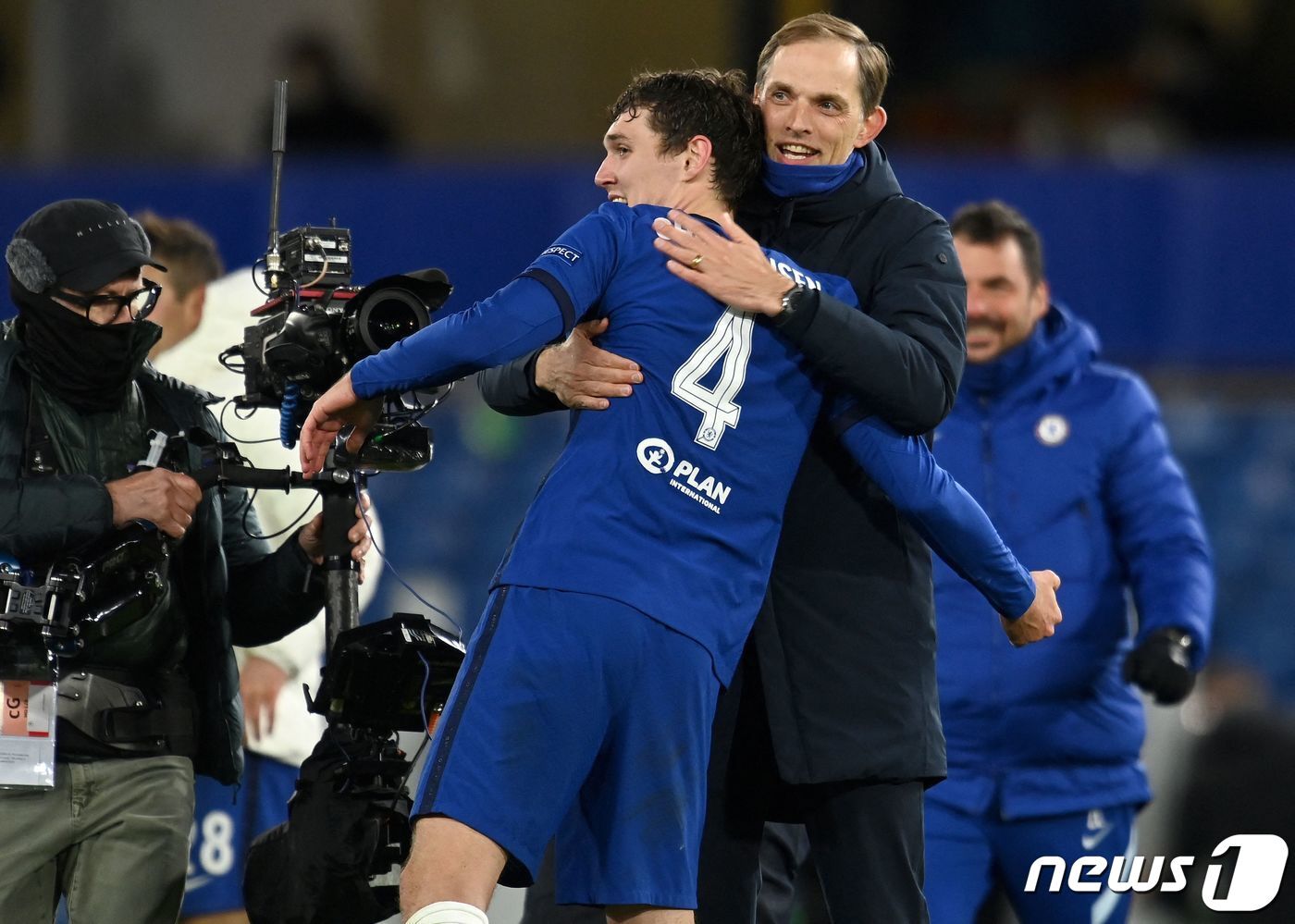 본문 이미지 - 첼시 선수들과 기뻐하고 있는 토마스 투헬 첼시 감독. ⓒ AFP=뉴스1