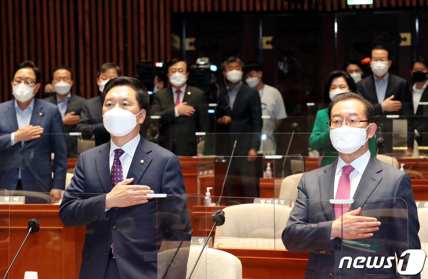 (서울=뉴스1) 구윤성 기자 = 김기현 국민의힘 대표 권한대행 겸 원내대표(왼쪽)와 이종배 정책위의장이 6일 오전 서울 여의도 국회에서 열린 긴급의총에서 국민의례를 하고 있다. 2 …