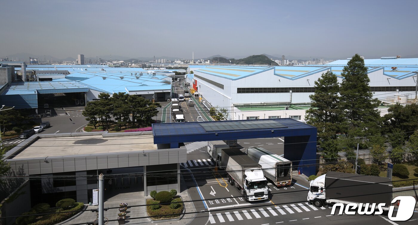 본문 이미지 - 현대자동차 울산4공장문에서 납품 차량들이 드나들고 있다. 2021.5.6/뉴스1 ⓒ News1 윤일지 기자