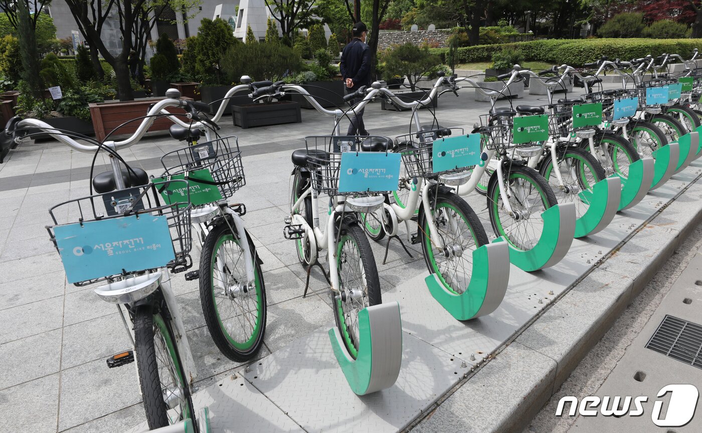 본문 이미지 - 서울 종로구 세종로 일대에 세워진 따릉이 모습. 2021.5.6/뉴스1 ⓒ News1 송원영 기자
