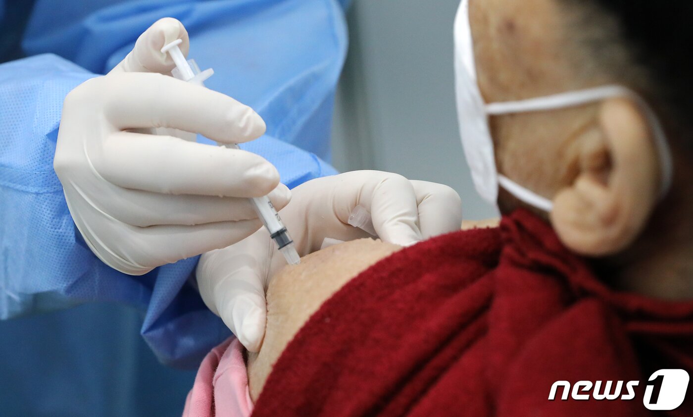 본문 이미지 - 6일 서울 관악구 코로나19 예방접종센터에서 백신 접종이 진행되고 있다. 서울시는 이달부터 예방접종 대상자를 60~74세로 확대한다. 70~74세, 만성 호흡기 질환자는 5월6일부터 6월3일까지, 65~69세는 5월10일~6월3일까지, 60~64세, 어린이집·유치원·초등 1~2학년 교사는 5월13일부터 6월3일까지 예약을 해야 한다. 예방접종 예약은 인터넷, 전화, 동주민센터 방문 예약이 모두 가능하다. 2021.5.6/뉴스1 ⓒ News1 이승배 기자