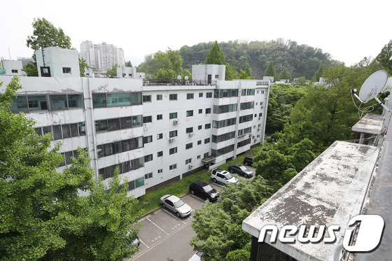 6일 오후 서울 서초구 반포동 재건축 이주개시(6월1일~11월 30일)가 확정된 반포주공1단지 1·2·4주구 단지 모습. 초대형 재건축 단지인 반포주공1단지 1·2·4주구 4000여 가구의 이주를 앞두고 전세 수요 급증에 따른 전세가격 상승이 우려되고 있다. 2021.5.6/뉴스1 © News1 박정호 기자