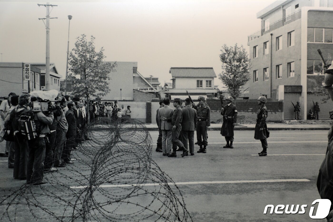 본문 이미지 - 5월26일 광주 농성동 '죽음의 행진'. 시민수습위원들이 계엄군과 협상하고 있다. 2021.5.6/뉴스1 ⓒ News1 이수민 기자