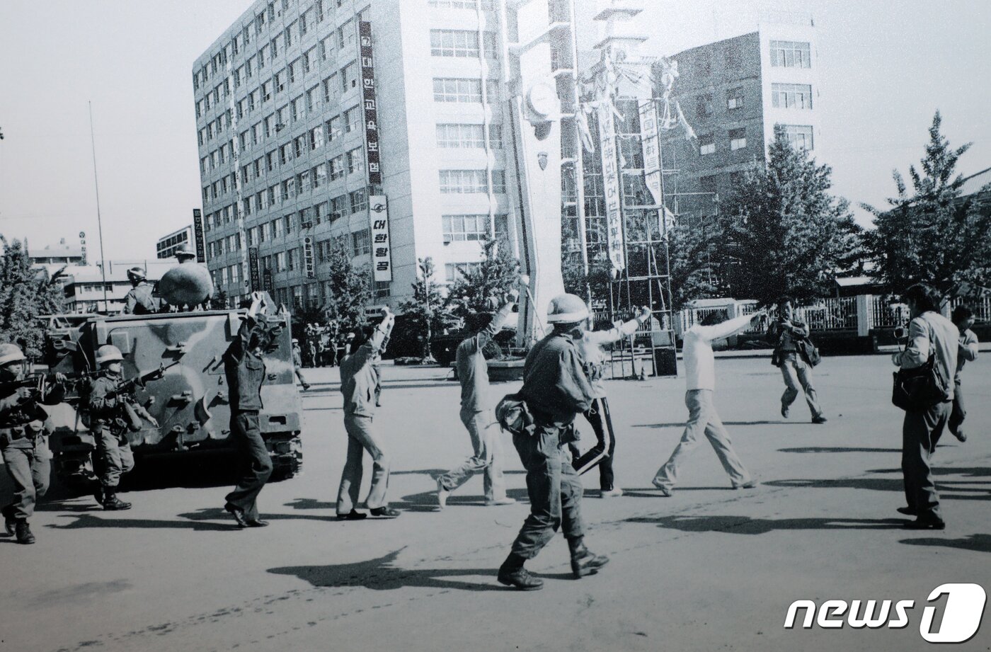 본문 이미지 - 15월27일 계엄군에 붙잡혀 오는 청년들. 뒷쪽 시계탑의 바늘이 오전 8시42분을 가르키고 있다.ⓒ News1DB