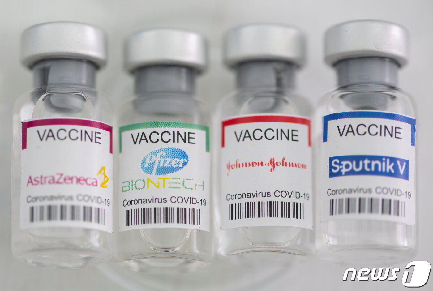 본문 이미지 - 왼쪽부터 아스트라제네카, 화이자, 존슨앤드존슨(J&J), 스푸트니크 V 백신. ⓒ 로이터=뉴스1