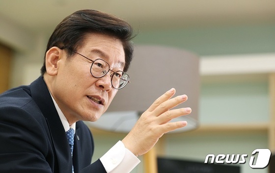 '소년공' 이재명, 인권변호사에서 유력 대권주자로 발돋움 - Vimarsana News