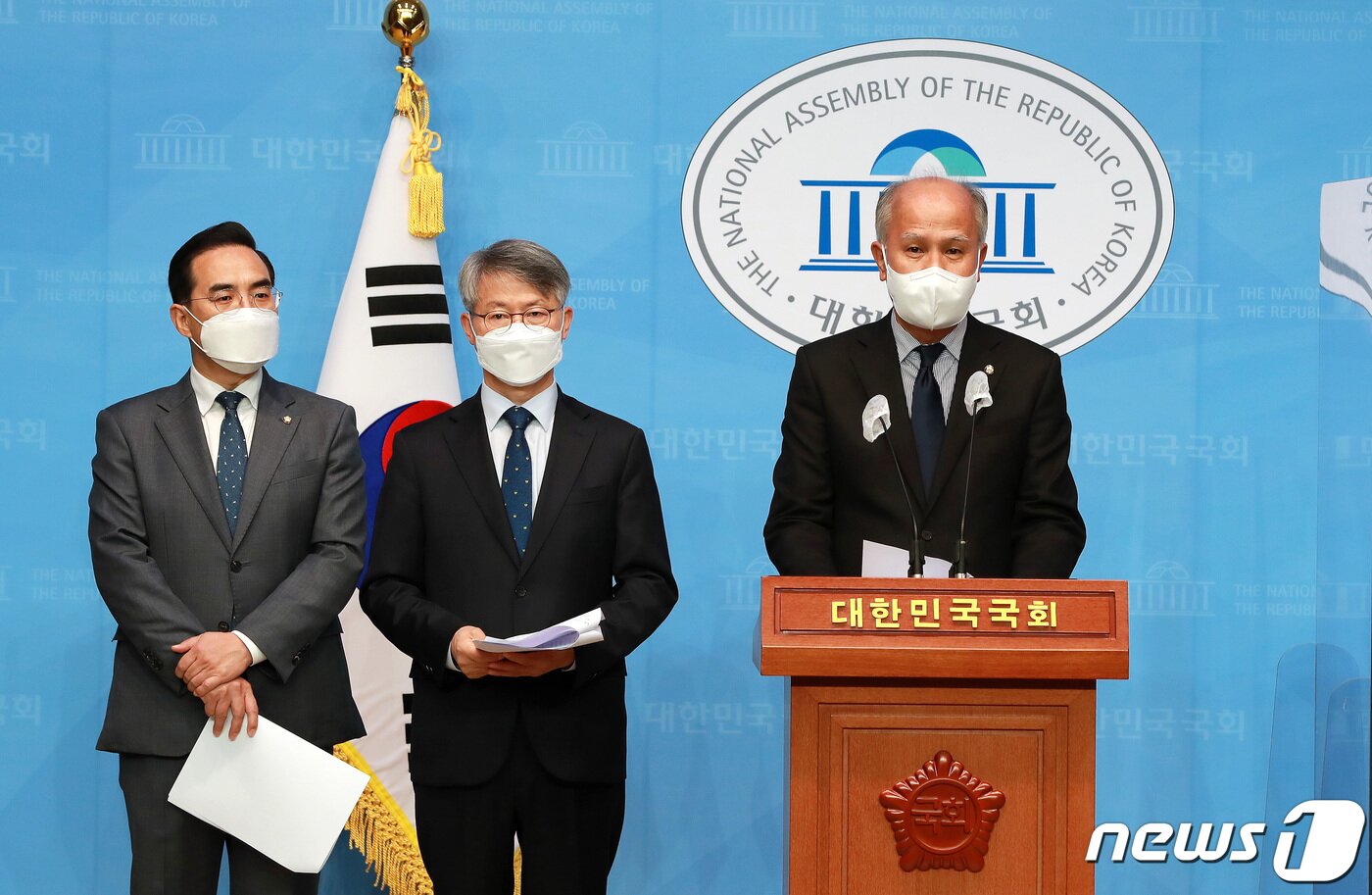본문 이미지 - 이용우 더불어민주당 의원이 7일 오전 서울 여의도 국회 소통관에서 ‘가상자산업법 제정안’ 발의 기자회견을 하고 있다. '가상자산업법'은 투자 피해가 속출하고 있는 가상통화 산업에서 불공정한 거래 행위가 나오면 손해배상과 몰수·추징까지 할 수 있게 해 투자자를 보호하겠다는 것이 핵심이다. 왼쪽부터 더불어민주당 박홍근, 민형배, 이용우 의원. 2021.5.7/뉴스1 ⓒ News1 구윤성 기자