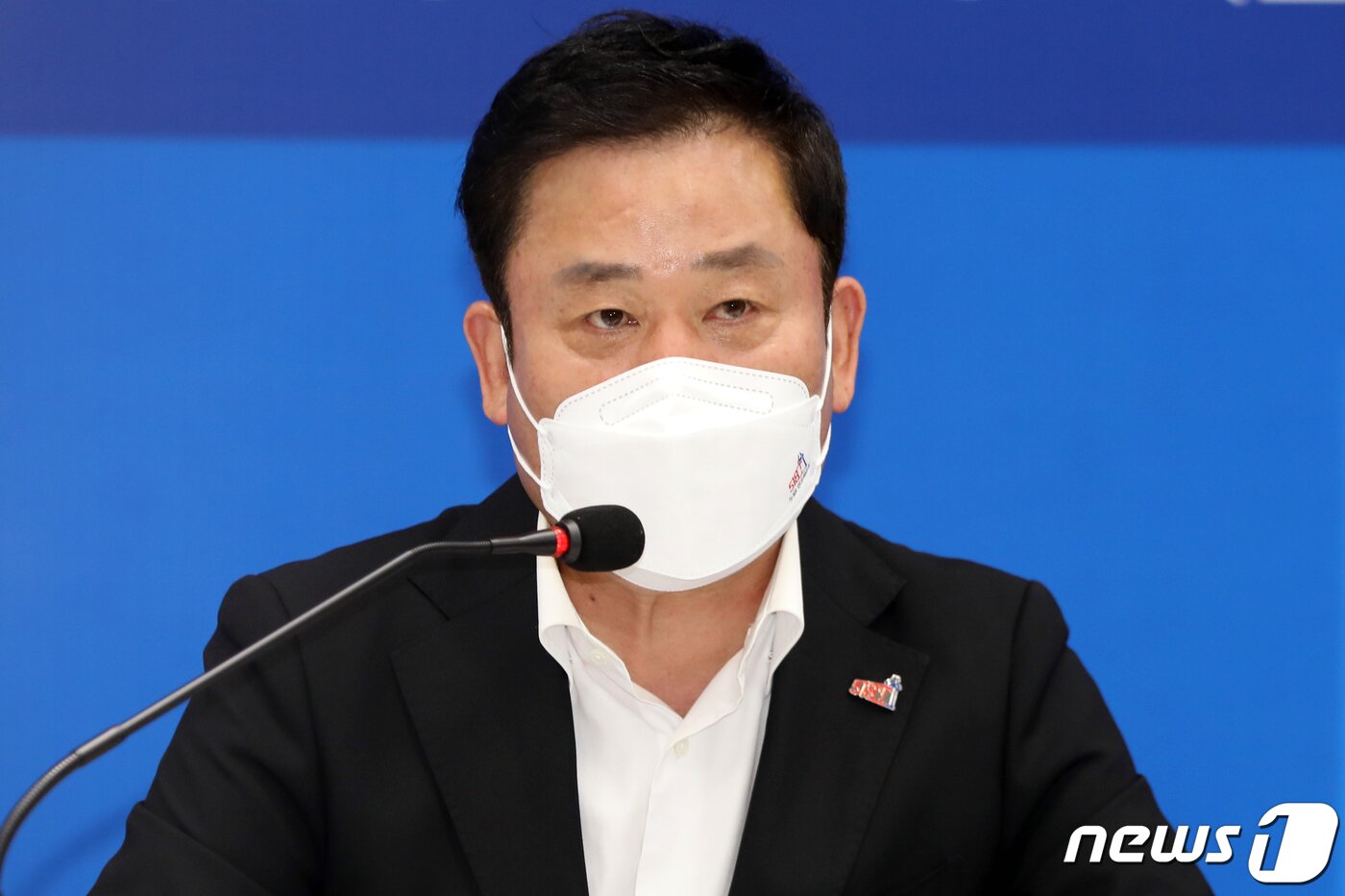 본문 이미지 - 송갑석 더불어민주당 광주시당위원장이 7일 오전 광주 서구 더불어민주당 광주시당 회의실에서 열린 새 지도부 출범 이후 첫 최고위원회의에서 모두발언하고 있다.2021.5.7/뉴스1 ⓒ News1 황희규 기자