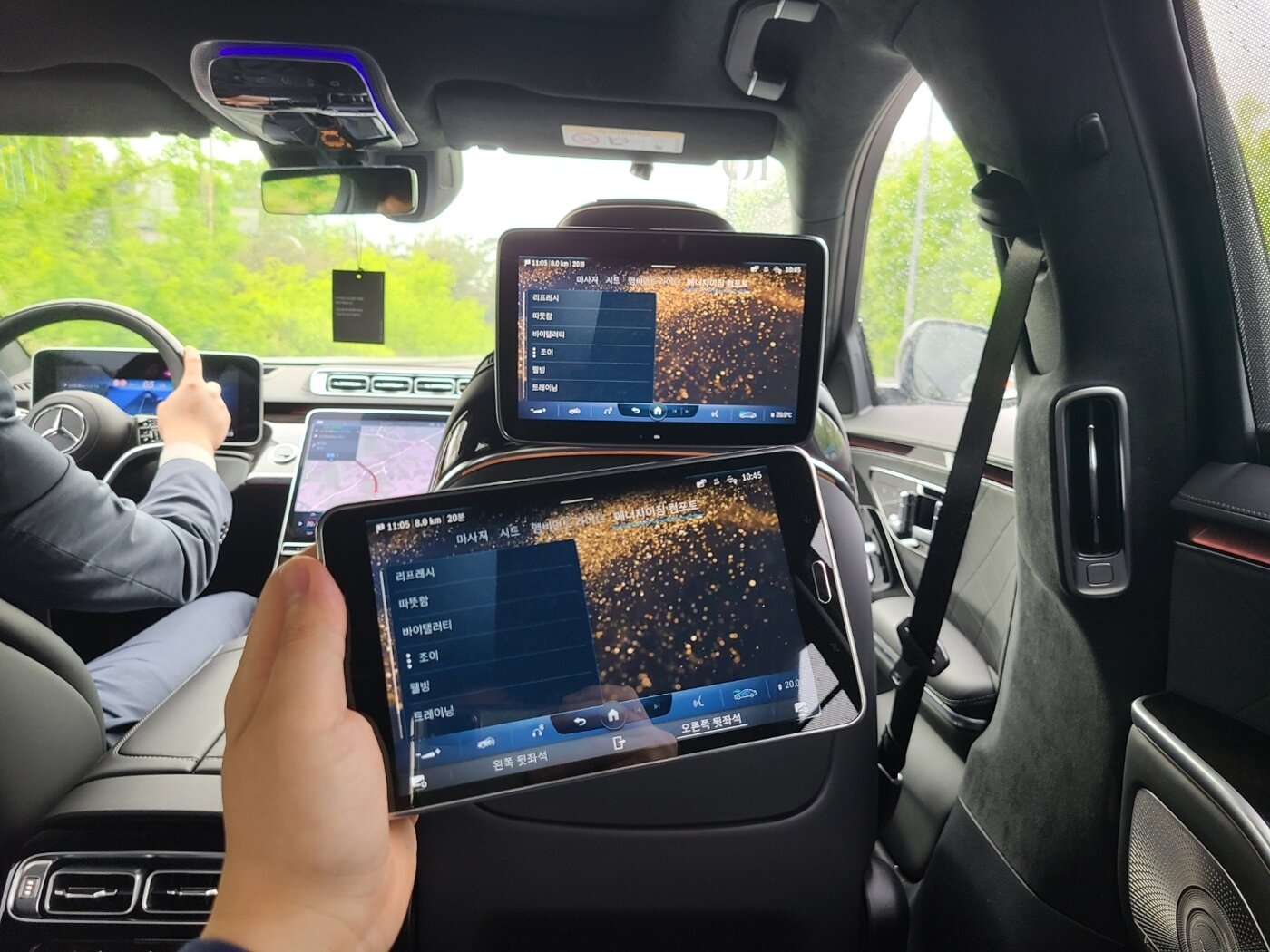 본문 이미지 - 메르세데스-벤츠 '더 뉴 메르세데스-벤츠 S-클래스' 뒷좌석 시승 모습ⓒ 뉴스1 김민석 기자