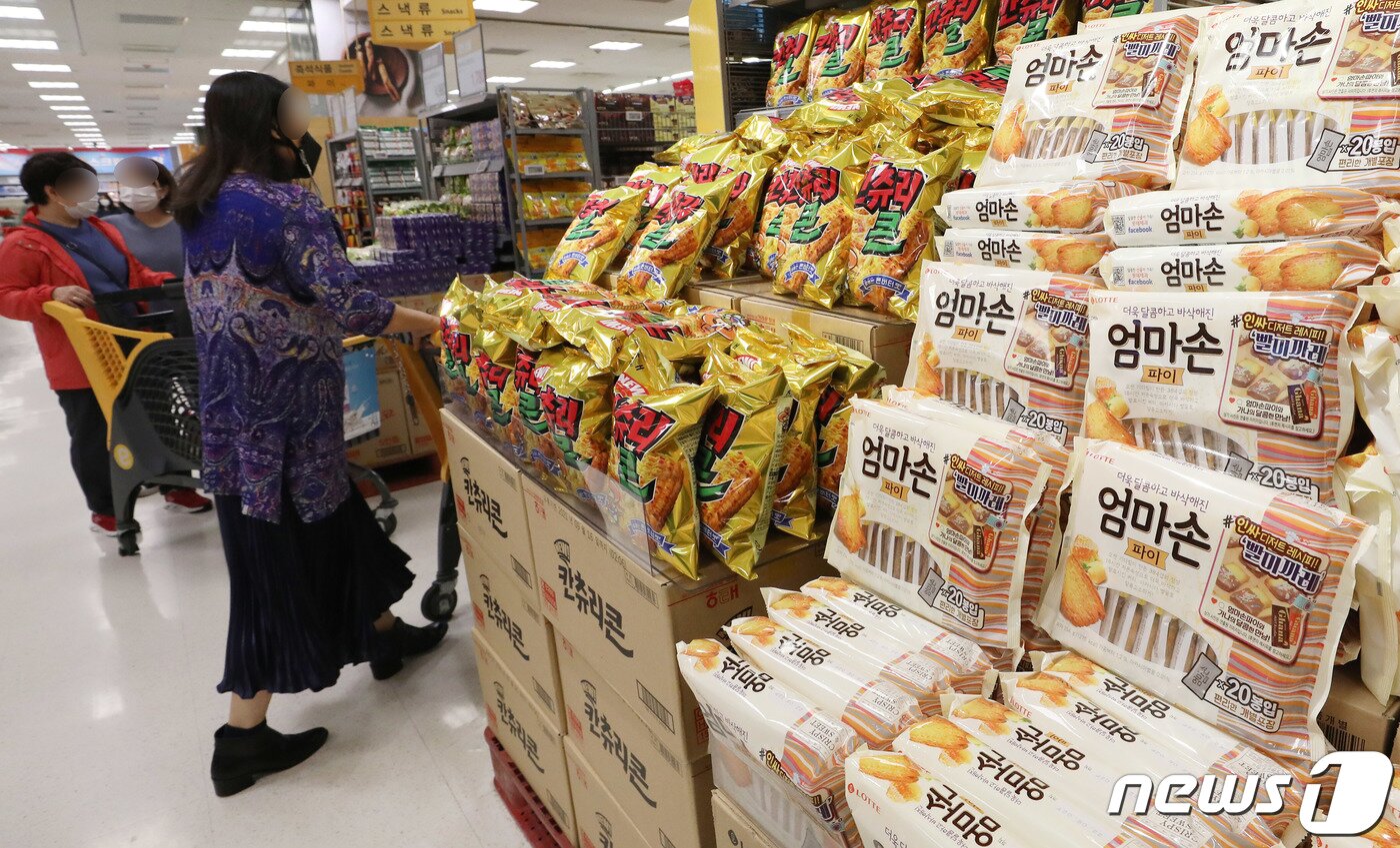 본문 이미지 - 지난 5월17일 서울의 한 대형마트에 다양한 과자가 진열되어 있다. ⓒ News1 박정호 기자