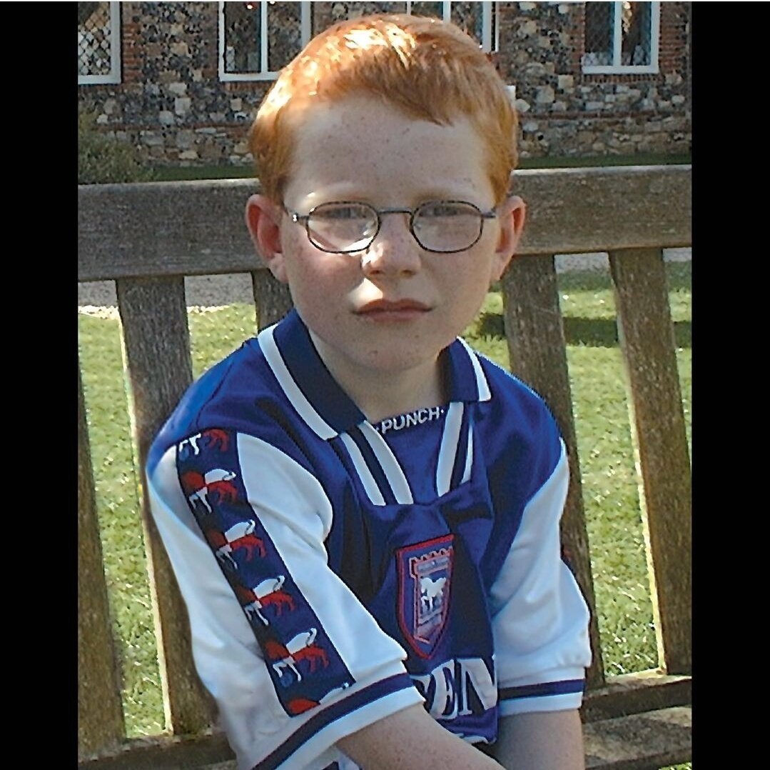 본문 이미지 - 어린 시절 입스위치 유니폼을 입은 시런의 모습. (에드 시런 SNS) ⓒ 뉴스1