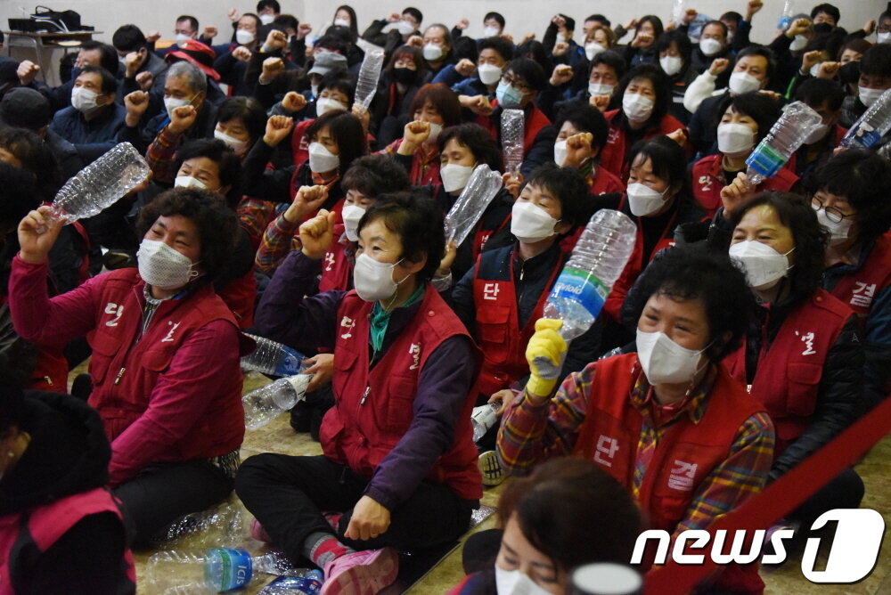 본문 이미지 - 민주노총 부산본부가 3월12일 신라대 대학본부에서 '청소노동자 집단해고 규탄' 결의대회를 열고 있다.(민주노총 부산본부 제공) ⓒ 뉴스1