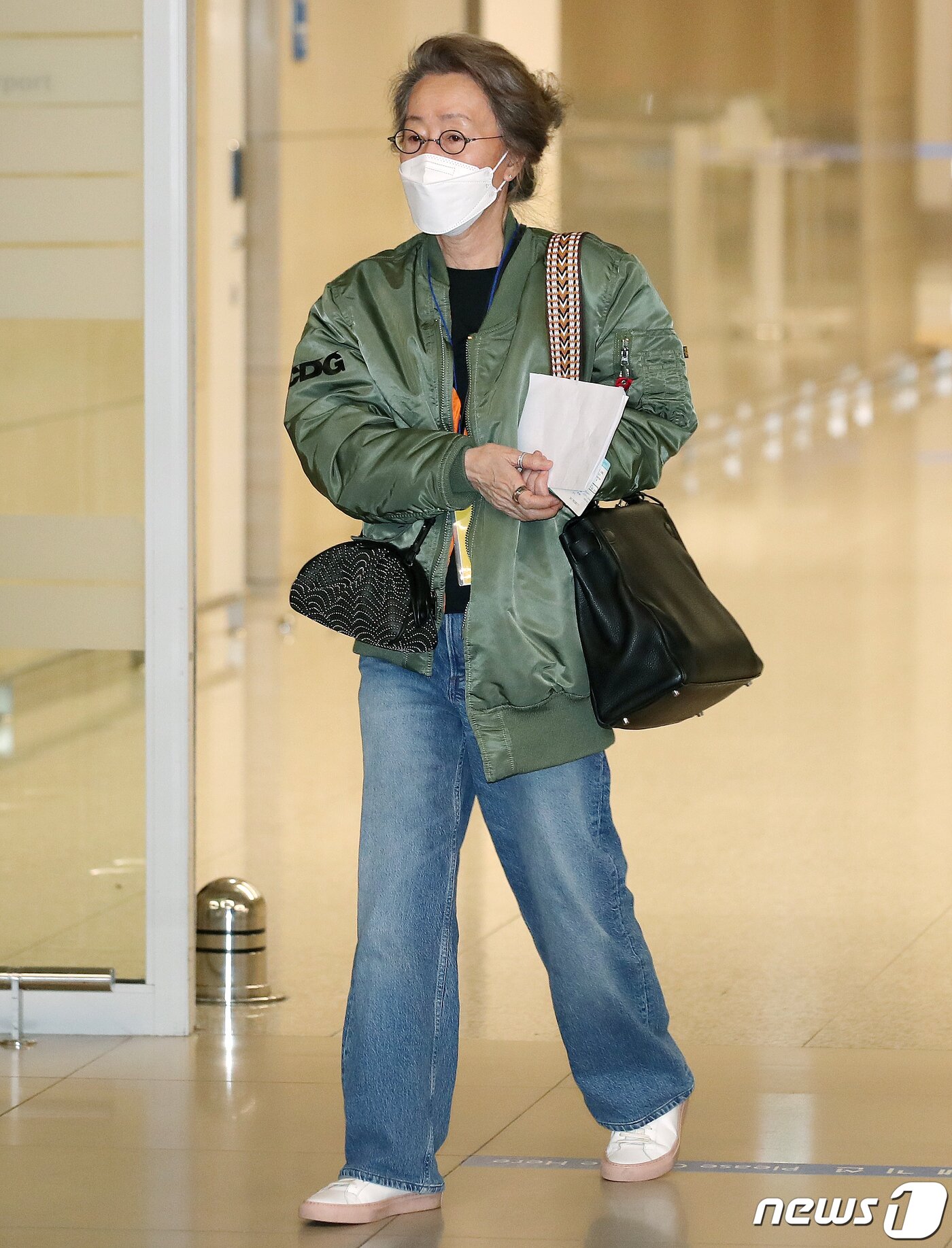 본문 이미지 - 윤여정의 입국 패션도 화제를 모았다. 그녀는 청바지에 아카데미 시상식장 백스테이지에서 입었던 카키색 항공점퍼, 볼드한 반지를 끼고 검은색 미니백, 에르메스의 켈리백을 착용해 눈길을 끌었다. 2021.5.8/뉴스1 ⓒ News1 김진환 기자