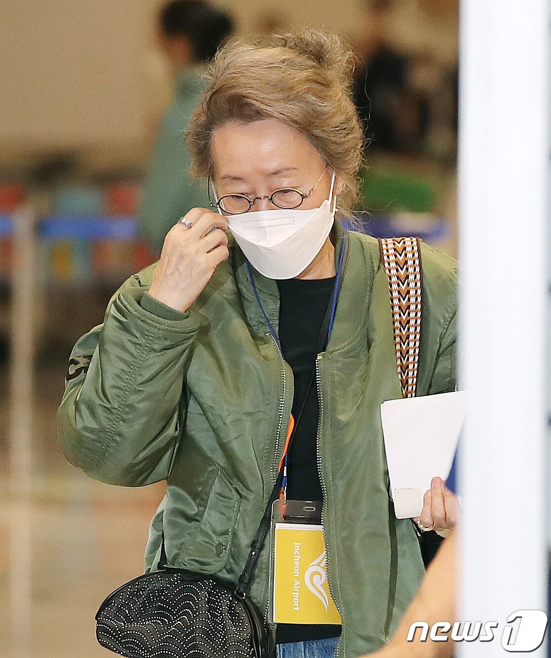 본문 이미지 - 장시간 여행으로 피곤한 기색이 역력한 윤여정. 2021.5.8/뉴스1 ⓒ News1 김진환 기자