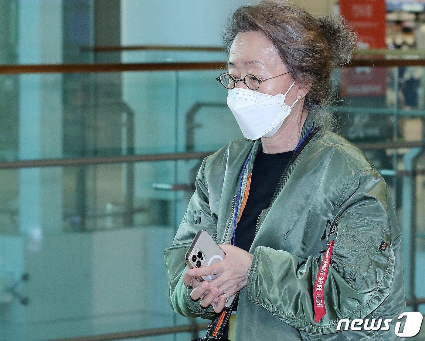 본문 이미지 - 한국 배우로는 처음으로 아카데미 여우조연상을 받은 배우 윤여정이 8일 오전 미국 일정을 마치고 인천국제공항 제2터미널을 통해 입국하고 있다. ⓒ News1 김진환 기자