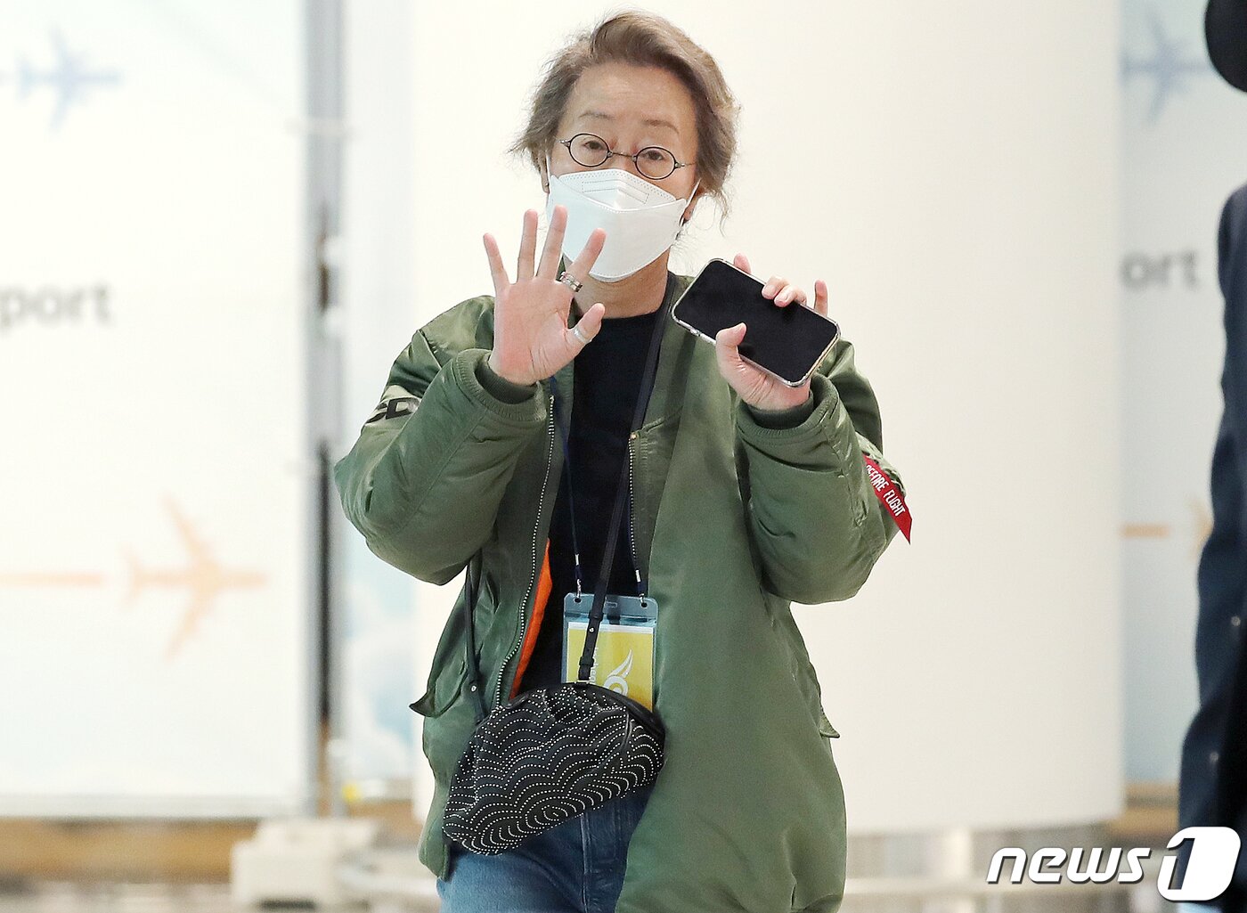본문 이미지 - 손 흔들어 달라는 기자의 요청에 .짧게 손을 흔들며 눈인사 하는 윤여정. 그녀는 귀국 후 약 2주간 자가격리에 들어가며 차기작을 물색할 예정이다. 2021.5.8/뉴스1 ⓒ News1 김진환 기자