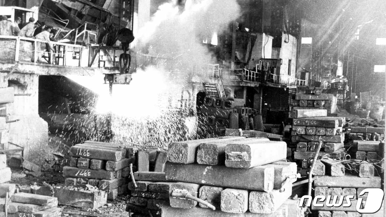 (평양 노동신문=뉴스1) = 북한 노동당 기관지 노동신문은 9일 1950년대 전후 복구건설 시기와 천리마 시대의 투쟁 모습을 담은 사진들을 다수 공개했다. 신문은 "우리 조국 역사 …