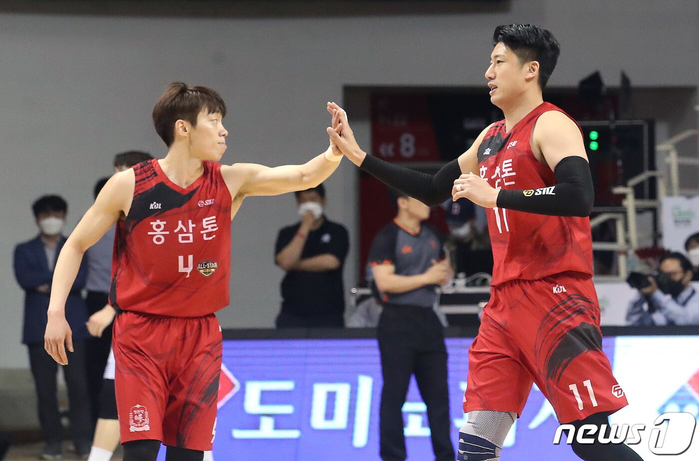 본문 이미지 - 9일 오후 경기 안양실내체육관에서 열린 2020-2021 프로농구 챔피언결정전 4차전 안양 KGC 인삼공사와 전주 KCC 이지스의 경기에서 KGC 양희종과 이재도가 하이파이브를 나누고 있다. 2021.5.9/뉴스1 ⓒ News1 임세영 기자