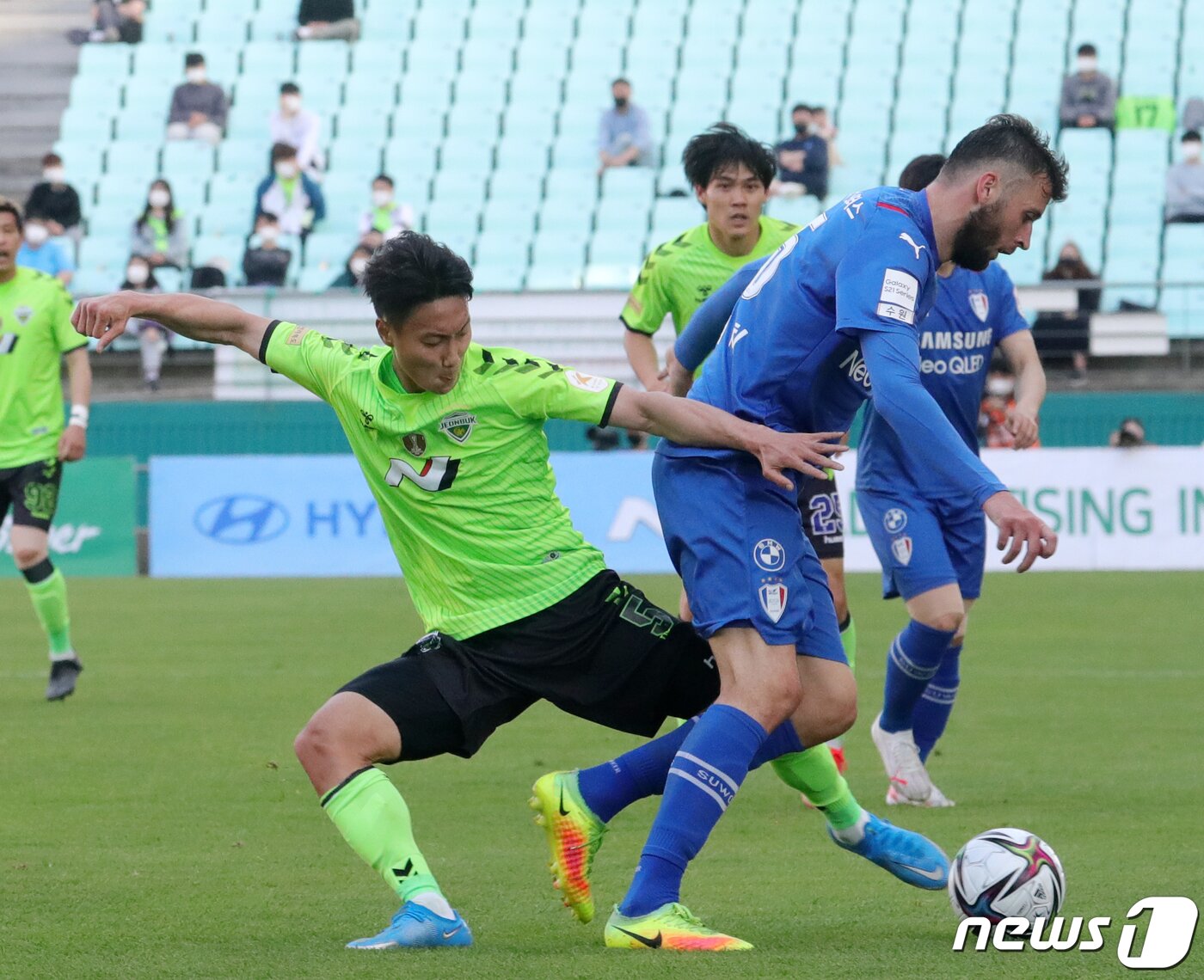 본문 이미지 - 9일 전북 전주시 전주월드컵경기장에서 열린 하나원큐 K리그1 2021 전북현대와 수원삼성의 경기에서 전북현대 백승호가 볼다툼을 하고 있다. 2021.5.9/뉴스1 ⓒ News1 유경석 기자