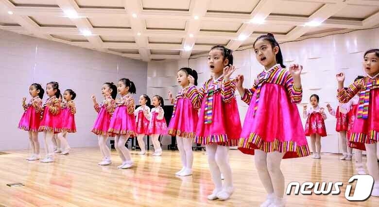 본문 이미지 - (평양 노동신문=뉴스1) = 북한 어린이. [국내에서만 사용가능. 재배포 금지. DB 금지. For Use Only in the Republic of Korea. Redistribution Prohibited] rodongphoto@news1.kr