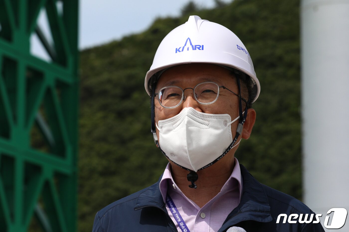 본문 이미지 - 고정환 한국항공우주연구원 한국형발사체개발사업본부장이 1일 전남 고흥 나로우주센터 발사대 앞에서 취재진들의 질문에 답하고 있다. 2021.6.1/뉴스1 ⓒ News1 성동훈 기자